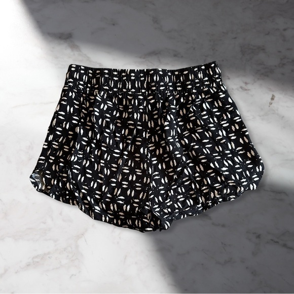 NastyGal Abstract Print High Waisted Drawstring Shorts Black and Ivory Size L - Picture 3 of 7